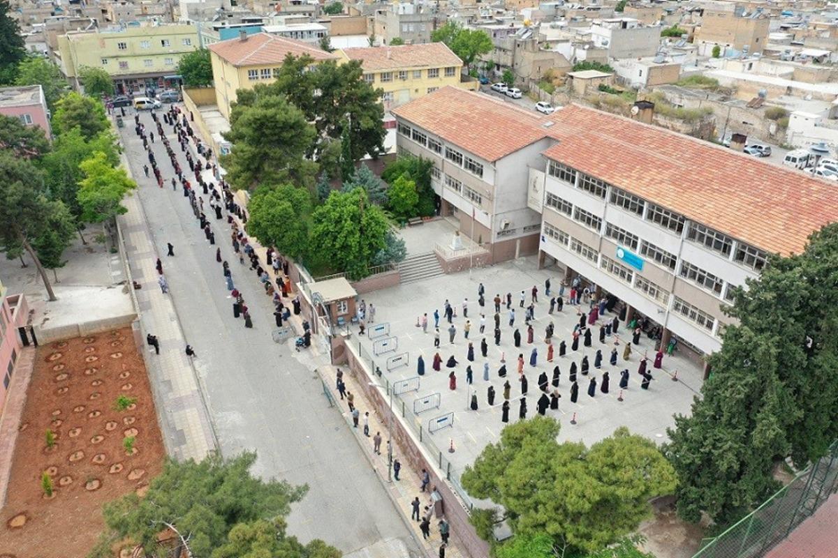 Vali Erin&rsquo;den kurallara uyanlara teşekk&uuml;r