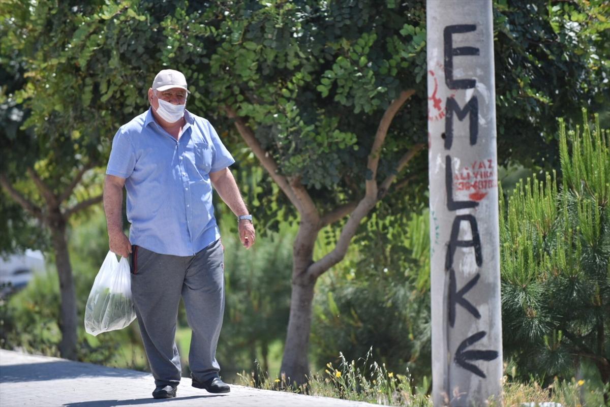 Doğu Akdeniz'de 65 yaş ve &uuml;zeri vatandaşlar uzun zaman sonra ilk defa sokağa &ccedil;ıktı