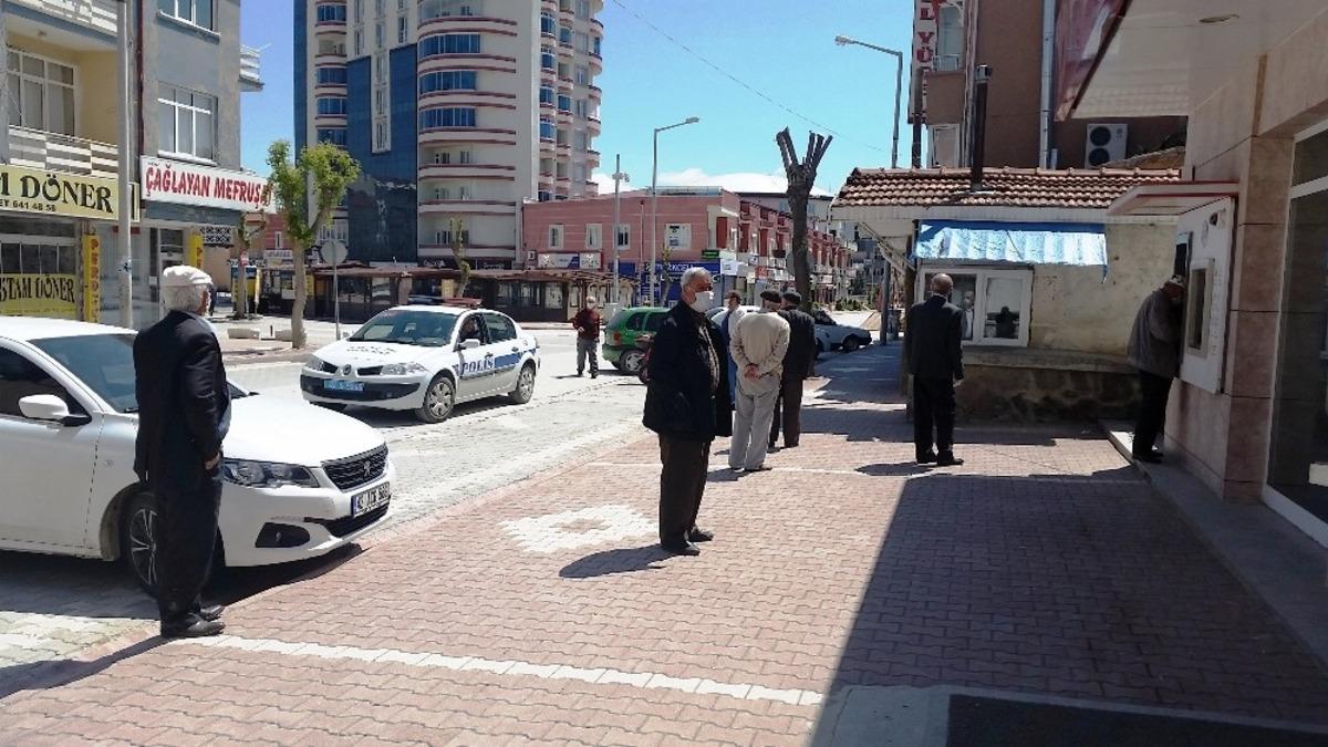 65 yaş ve &uuml;zeri vatandaşlar sokağa &ccedil;ıkma yasağının kaldırılmasıyla maaşlarını kendileri &ccedil;ekti