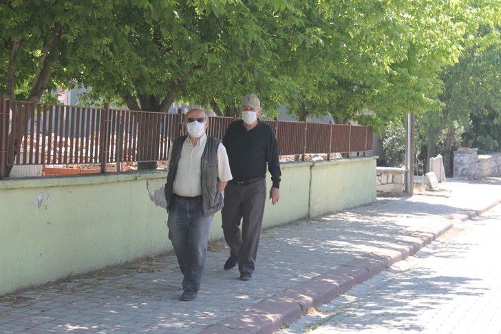 Manyas’ta yaşlılar sokağın tadını çıkardılar G1