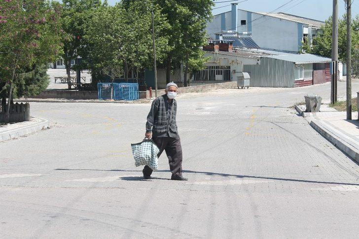 Manyas’ta yaşlılar sokağın tadını çıkardılar G3