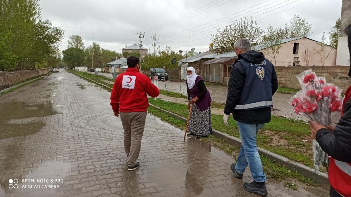 Muradiye&rsquo;de 65 yaş ve &uuml;zeri annelerin g&uuml;n&uuml; kutlandı