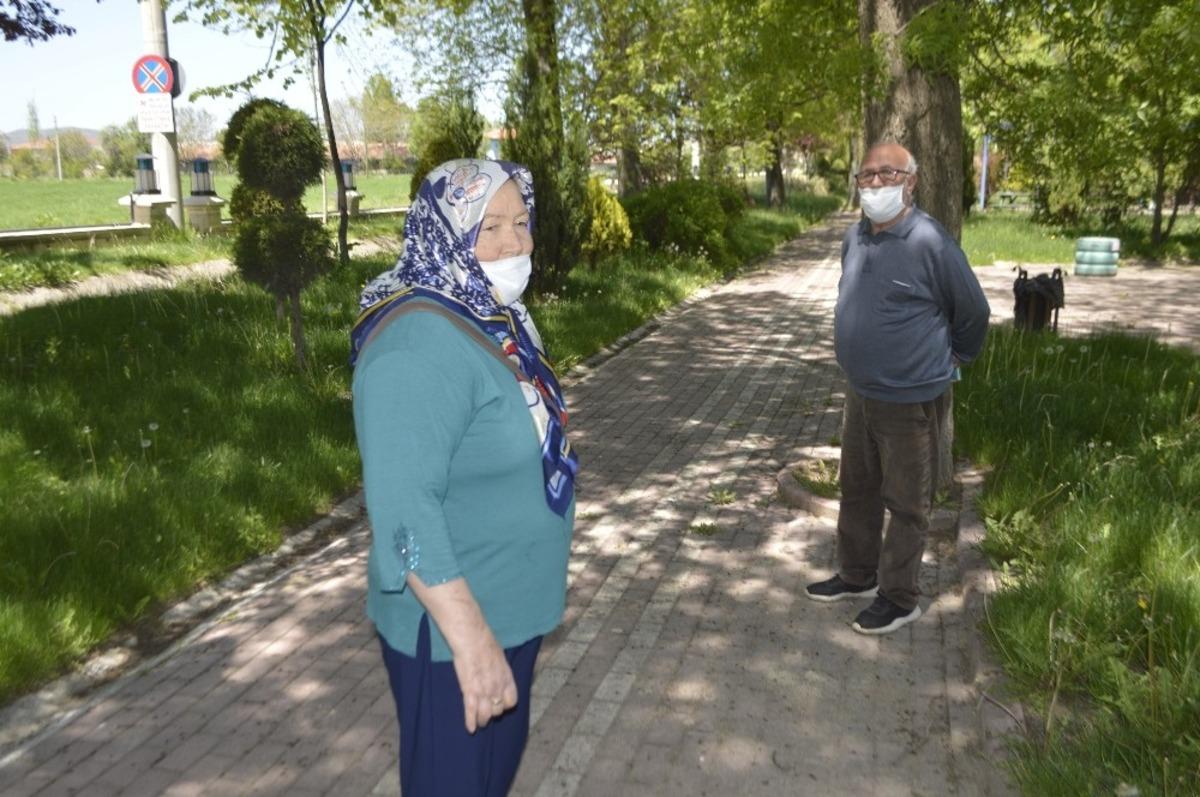 65 Yaş &uuml;st&uuml; park ve bah&ccedil;elere akın etti