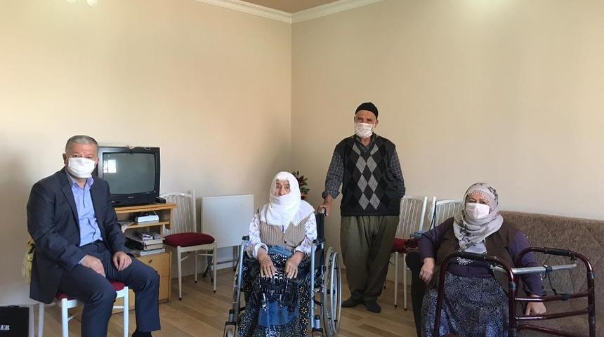 Kaymakam Duru ilçedeki 11 asırlık çınarın Anneler Günü’nü kutladı