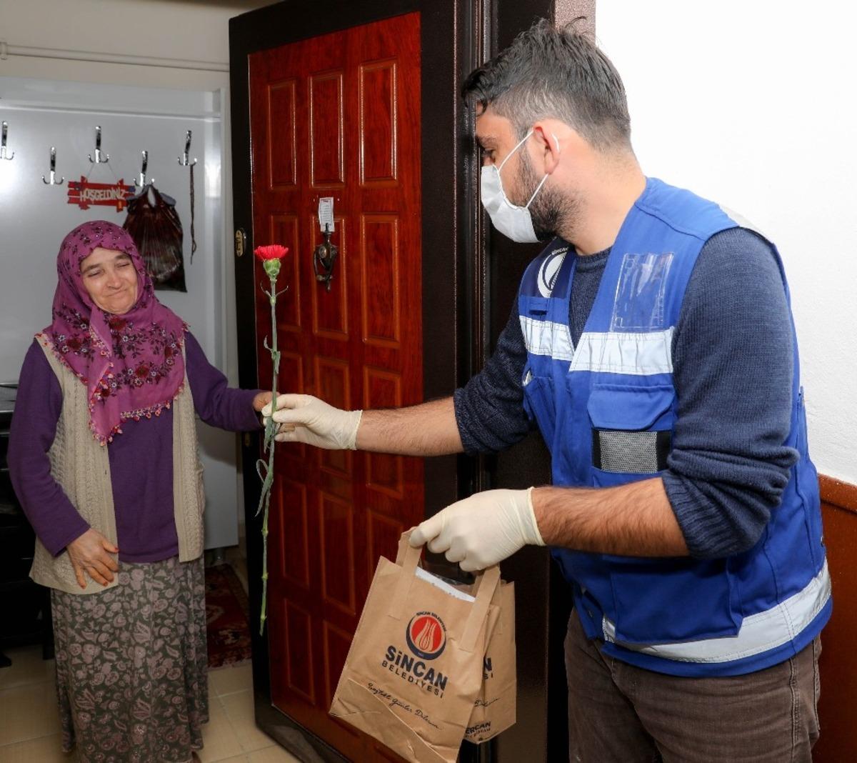 Sincan&rsquo;da şehit annelerinin karanfillerle Anneler G&uuml;n&uuml; kutlandı