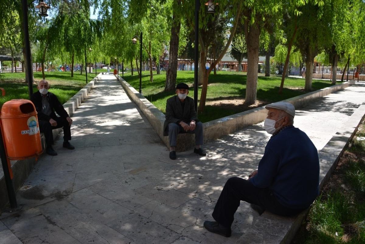 65 yaş ve &uuml;st&uuml; vatandaşlar parklara akın etti