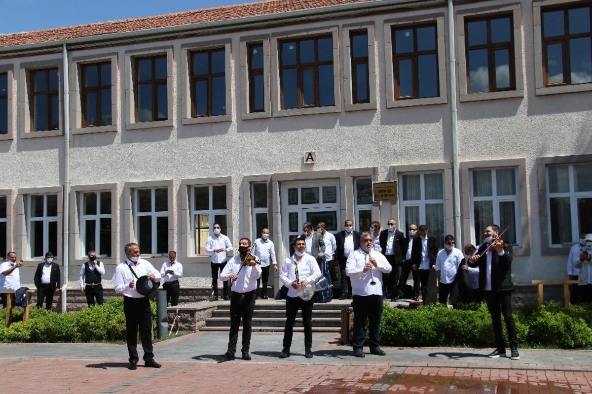 Mamak&rsquo;ta sokak sanat&ccedil;ıları mahalle mahalle gezerek konser verdi