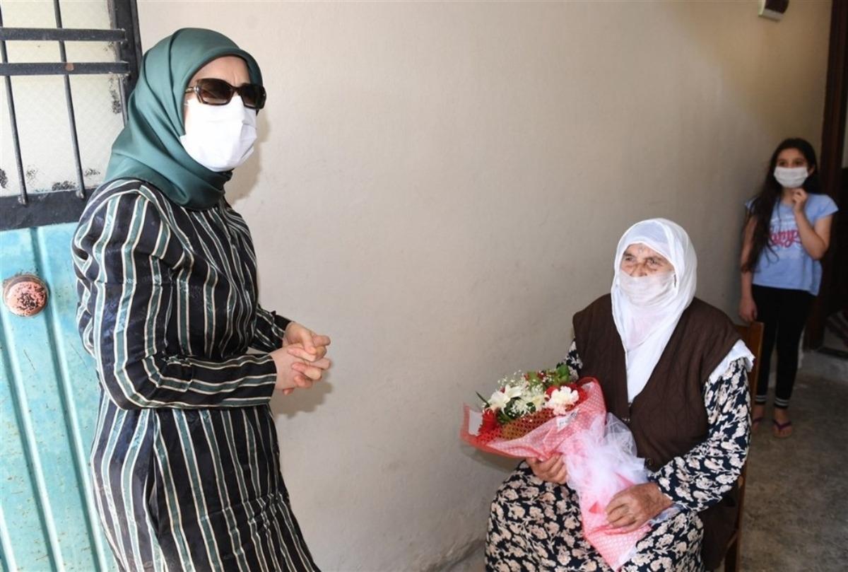 Vali Demirtaş asırlık &ccedil;ınarların Anneler G&uuml;n&uuml;&rsquo;n&uuml; kutladı