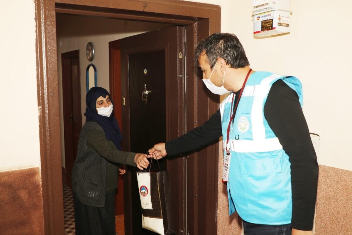 Kaymakam G&uuml;ney ve Başkan Yal&ccedil;ın Şehit Annelerini Unutmadı