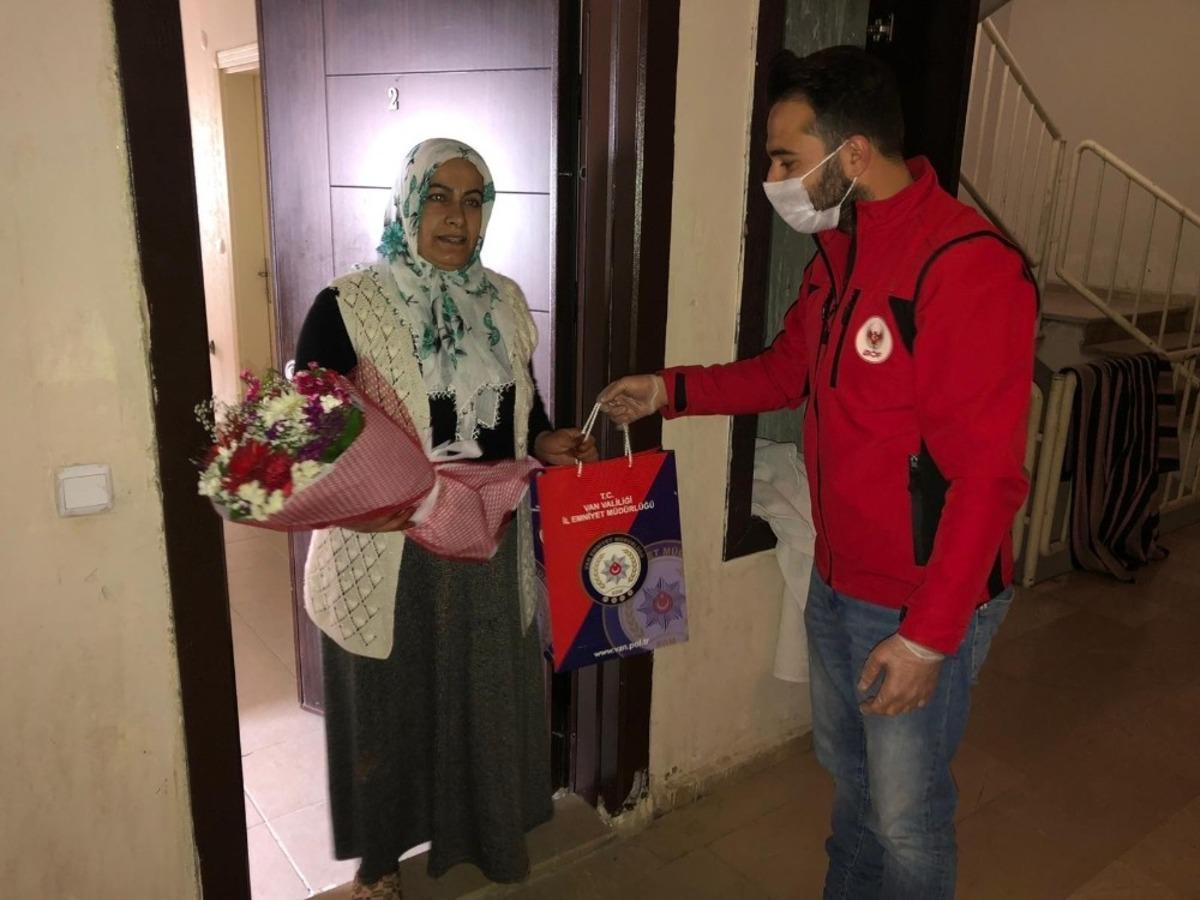 Van Emniyet M&uuml;d&uuml;rl&uuml;ğ&uuml;nden &lsquo;Evlat N&ouml;beti&rsquo; tutan annelere s&uuml;rpriz
