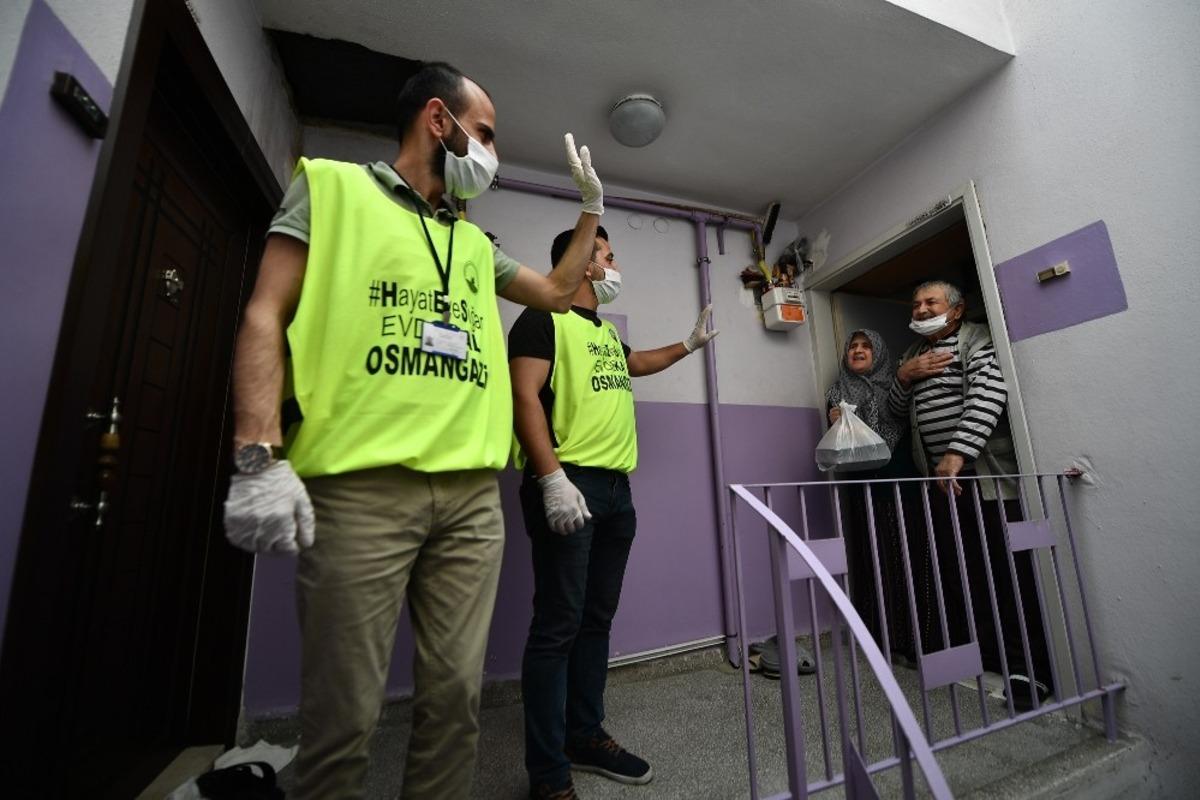 Evlerinden &ccedil;ıkamayan vatandaşlara sıcak iftarlık