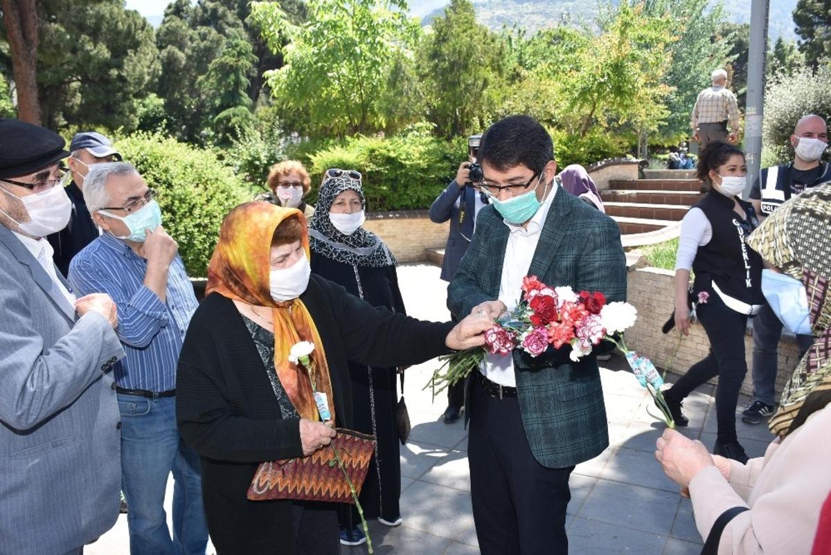 Başkan &Ccedil;elik, 65 yaş ve &uuml;zeri anneleri yalnız bırakmadı