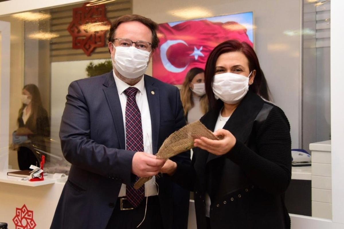 Karesi&rsquo;den Annelere karanfil