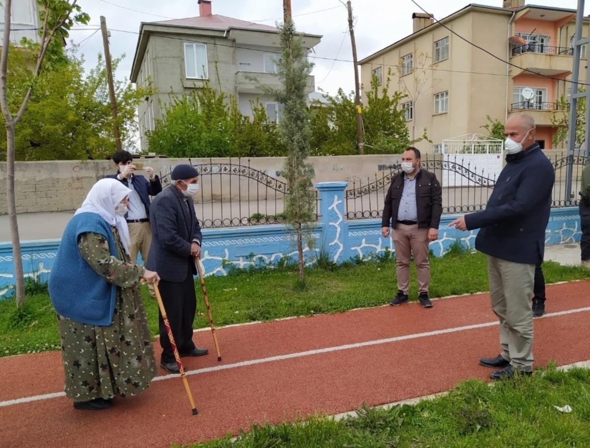 Başkan Akman, dışarı &ccedil;ıkan yaşlılara eşlik etti