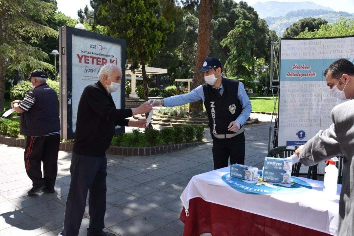65 yaş ve &uuml;st&uuml; vatandaşlara 20 bin adet maske dağıtıldı