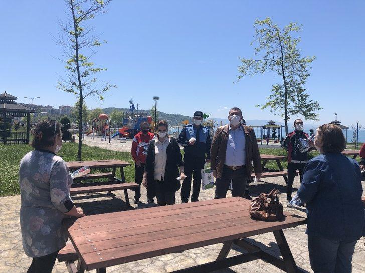 Başkan Tekin Anneler gününde çiçek ve Maske dağıttı G3