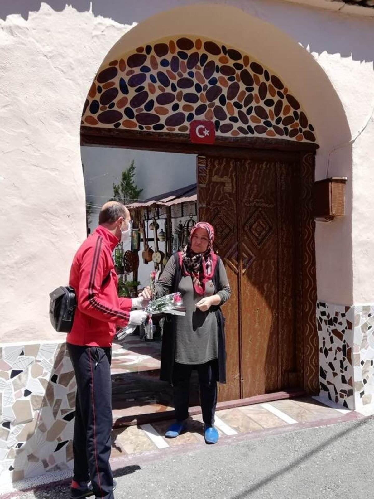 Sokağa &ccedil;ıkma kısıtlamasında anneler unutulmadı