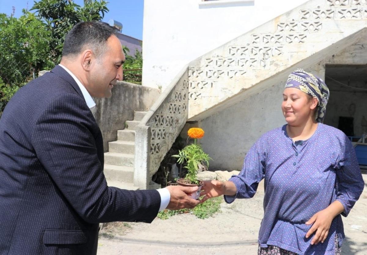 Başkan Yılmaz&rsquo;dan her anneye &ccedil;i&ccedil;ek