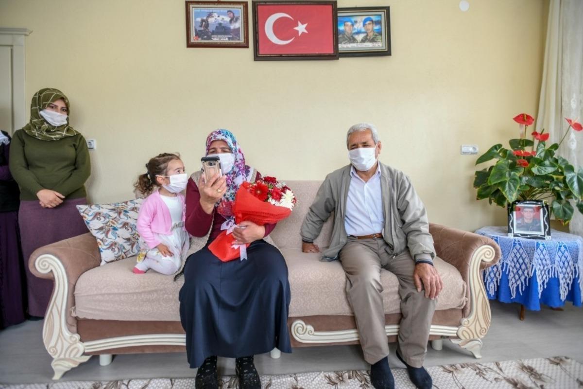 Vali Bilmez ve eşinden şehit annesine s&uuml;rpriz