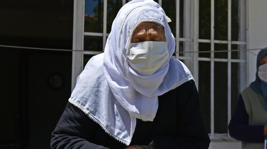 126 yaşındaki Ayşe nineye Anneler G&uuml;n&uuml; s&uuml;rprizi