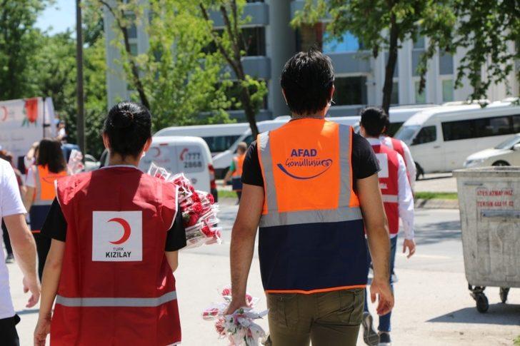 Kızılay ve AFAD işbirliğinde Sakarya’da annelere karanfil dağıtıldı G1