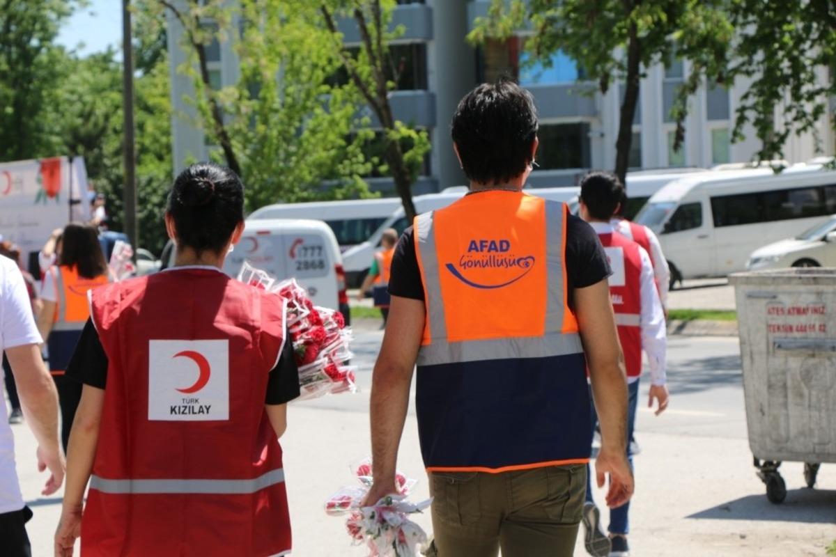 Kızılay ve AFAD işbirliğinde Sakarya&rsquo;da annelere karanfil dağıtıldı