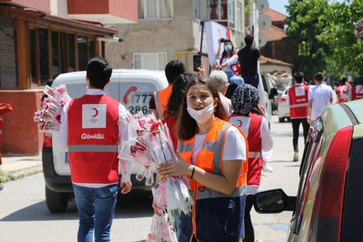 Kızılay ve AFAD işbirliğinde Sakarya’da annelere karanfil dağıtıldı G2