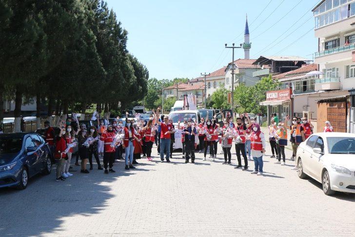 Kızılay ve AFAD işbirliğinde Sakarya’da annelere karanfil dağıtıldı G3
