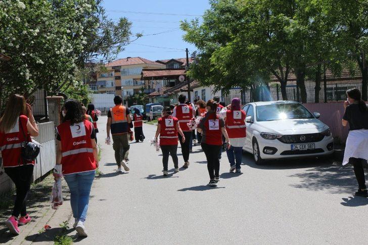 Kızılay ve AFAD işbirliğinde Sakarya’da annelere karanfil dağıtıldı G4
