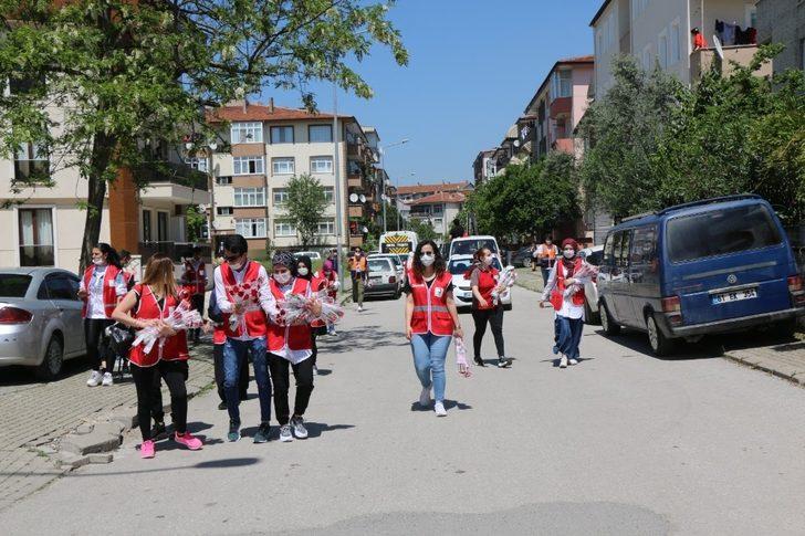 Kızılay ve AFAD işbirliğinde Sakarya’da annelere karanfil dağıtıldı G5