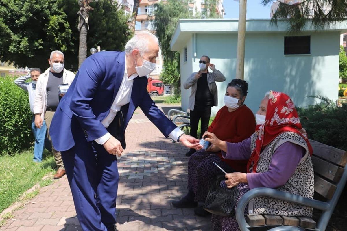 G&uuml;ltak, parklara akın eden yaşlı vatandaşlarla sohbet etti