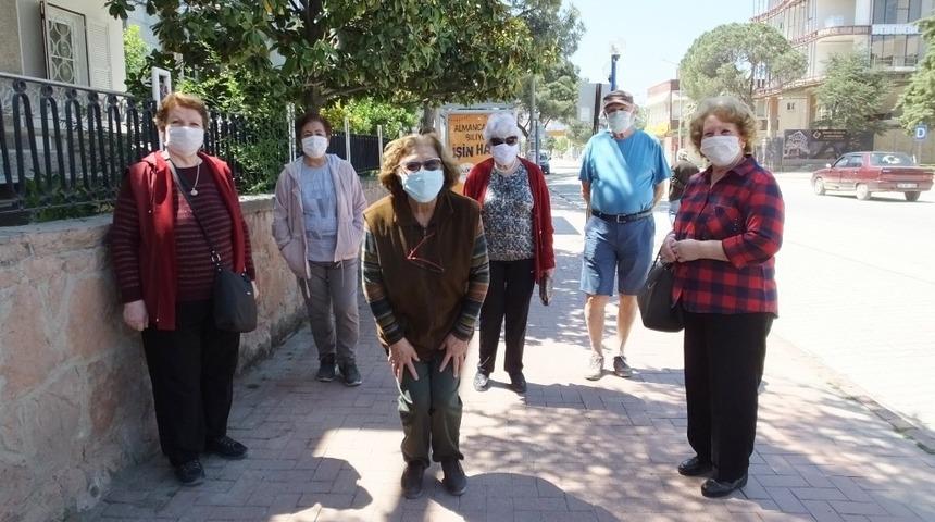 Burhaniye&rsquo;de sokaklar 65 yaş &uuml;st&uuml; vatandaşlara kaldı