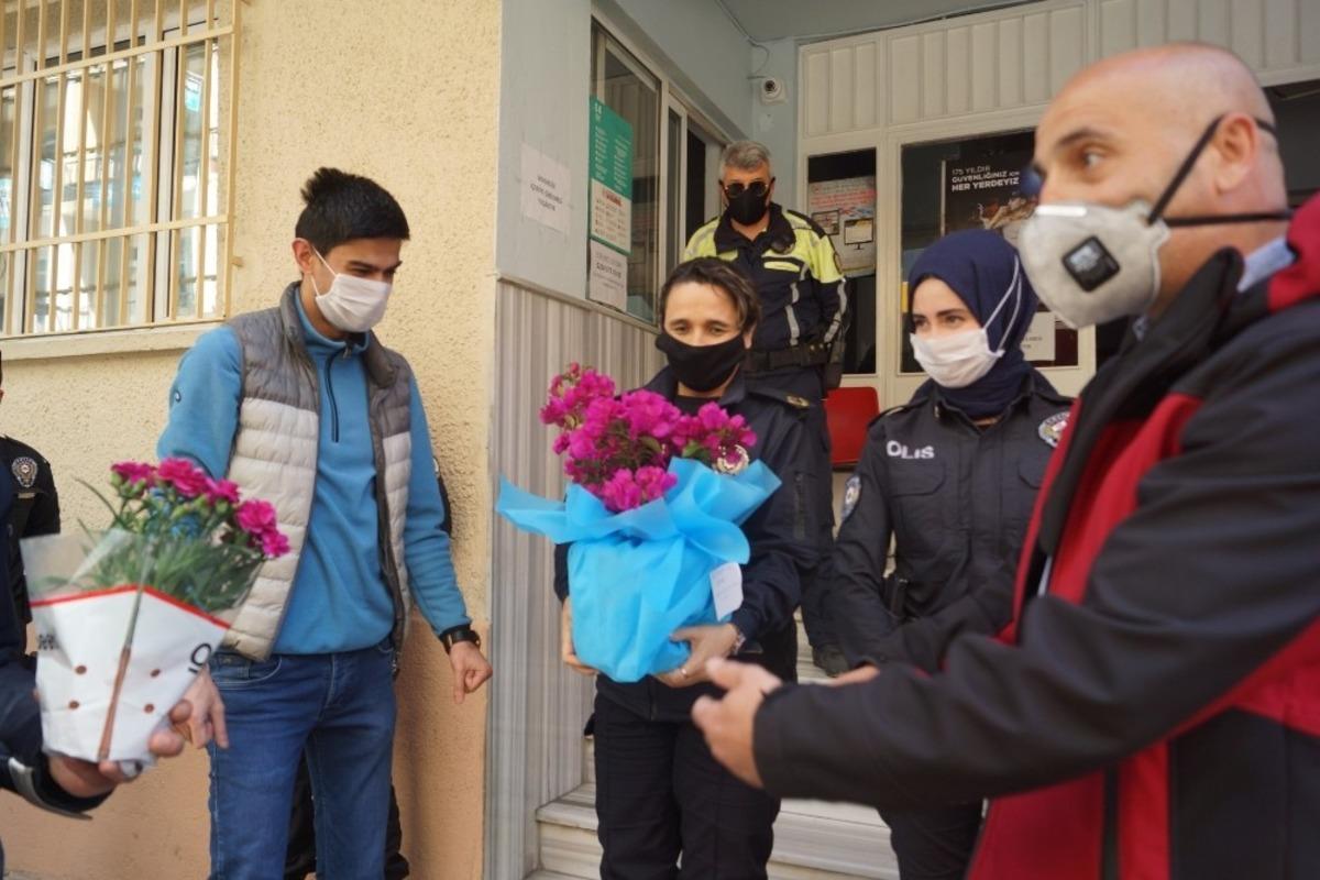 Orhangazi Emniyetinde m&uuml;d&uuml;r ve polis annelere s&uuml;rpriz