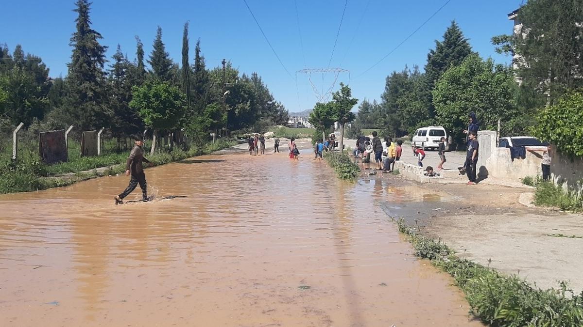 &Ccedil;ocukların patlayan borudan akan suda &ccedil;amurla oyunu