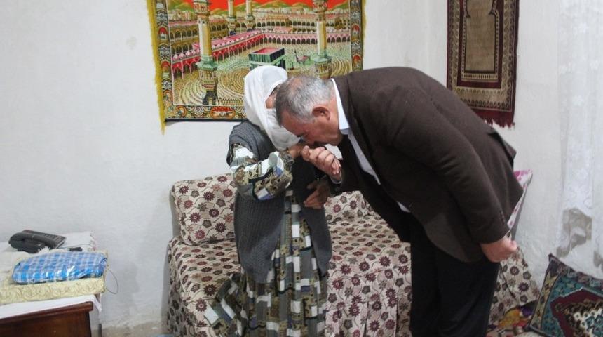 Başkan Turanlı Anneler G&uuml;n&uuml;&rsquo;nde şehit annesini ziyaret etti