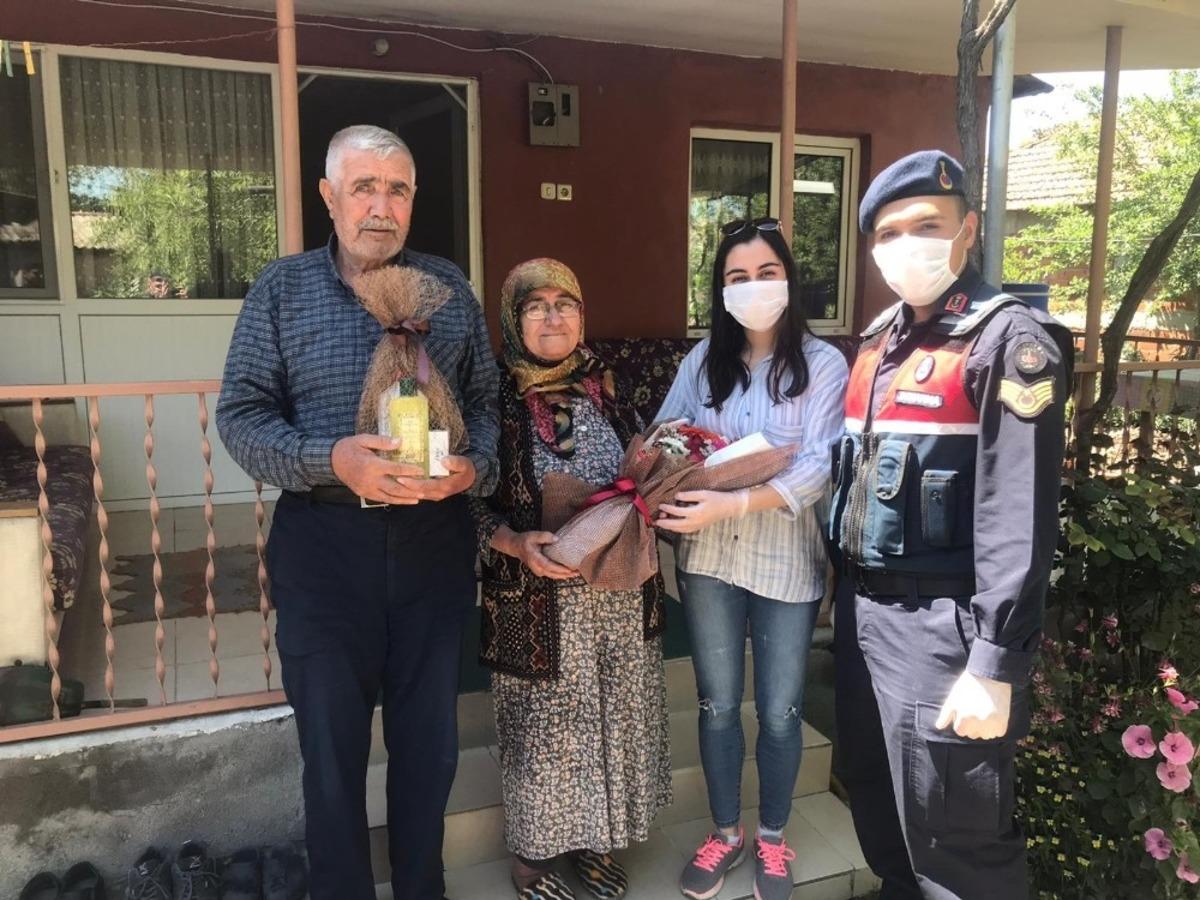 Kaymakam Kaya şehit annelerinin g&uuml;nlerini kutladı