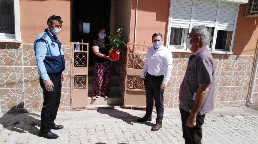 Mehmet&ccedil;iğin &ccedil;i&ccedil;eği annesine ulaştırıldı