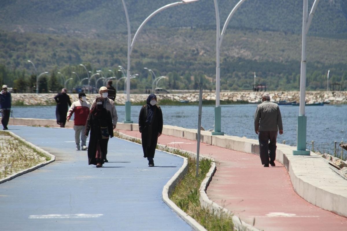 Beyşehir&rsquo;de 65 yaş &uuml;st&uuml; vatandaşlar g&ouml;l kenarına akın etti