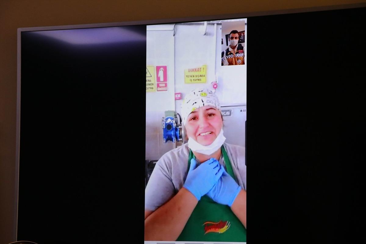 Tekirdağ'da g&ouml;revli sağlık &ccedil;alışanı, &Ccedil;orum'da yaşayan annesinin g&uuml;n&uuml;n&uuml; g&ouml;r&uuml;nt&uuml;l&uuml; telefonda kutladı