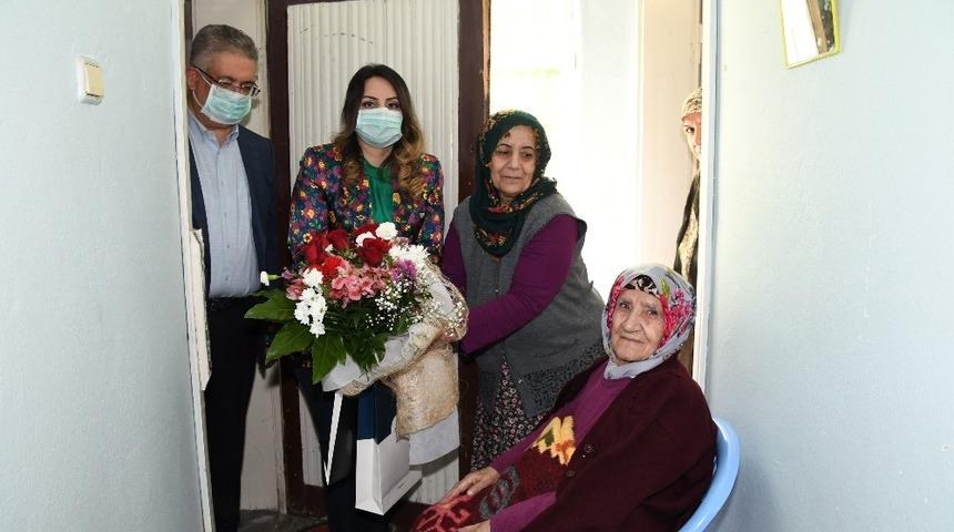 Vali Pekmez’den 103 yaşındaki kadına Anneler Günü kutlaması