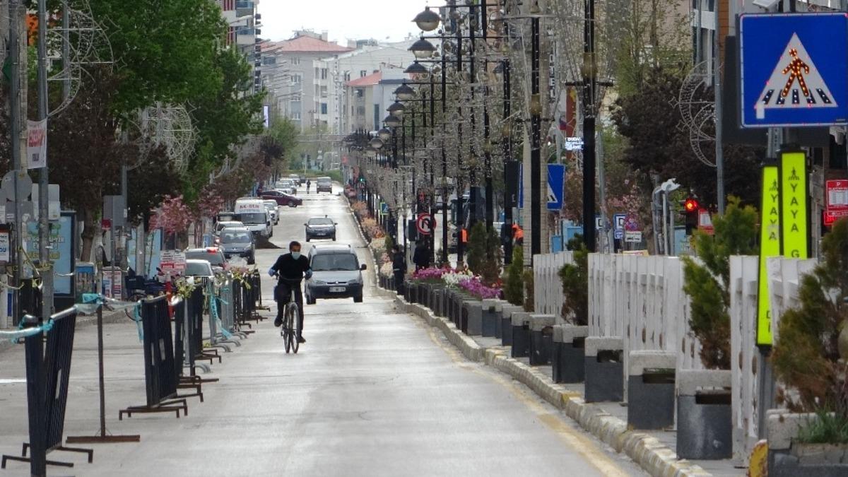 Cadde ve sokaklar yeniden sessizliğe b&uuml;r&uuml;nd&uuml;