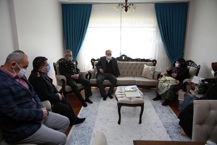 Vali Cüneyt Epcim, şehit annelerini ziyaret etti G1