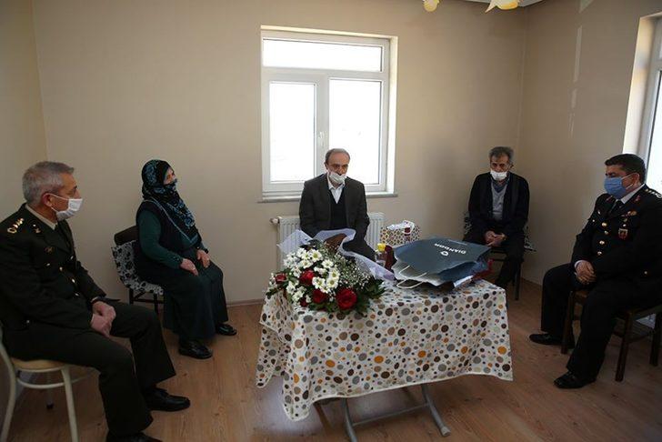 Vali Cüneyt Epcim, şehit annelerini ziyaret etti G4