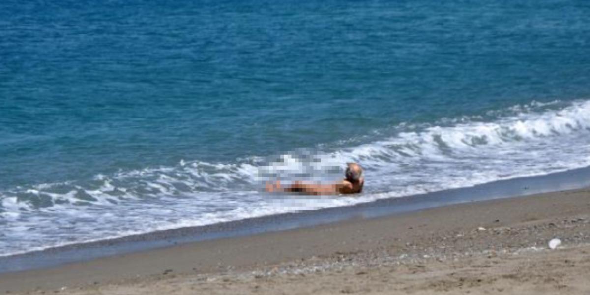Antalya'da sahilde '&ccedil;ıplak adam' yasağa rağmen denize girdi