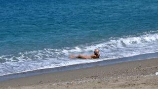Antalya'da sahilde 'çıplak adam' yasağa rağmen denize girdi