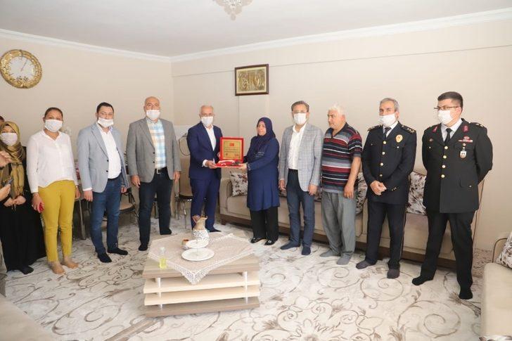 Gültak, şehit anneleri ve 100 yaşını geride bırakmış anneleri ziyaret etti G1