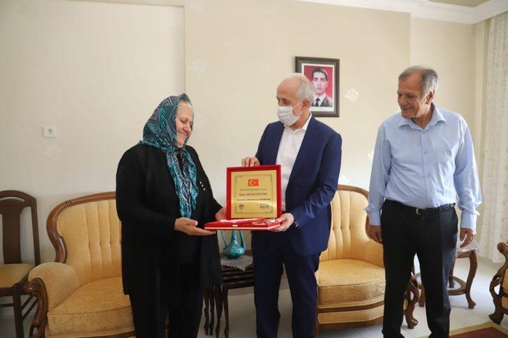 Gültak, şehit anneleri ve 100 yaşını geride bırakmış anneleri ziyaret etti G3