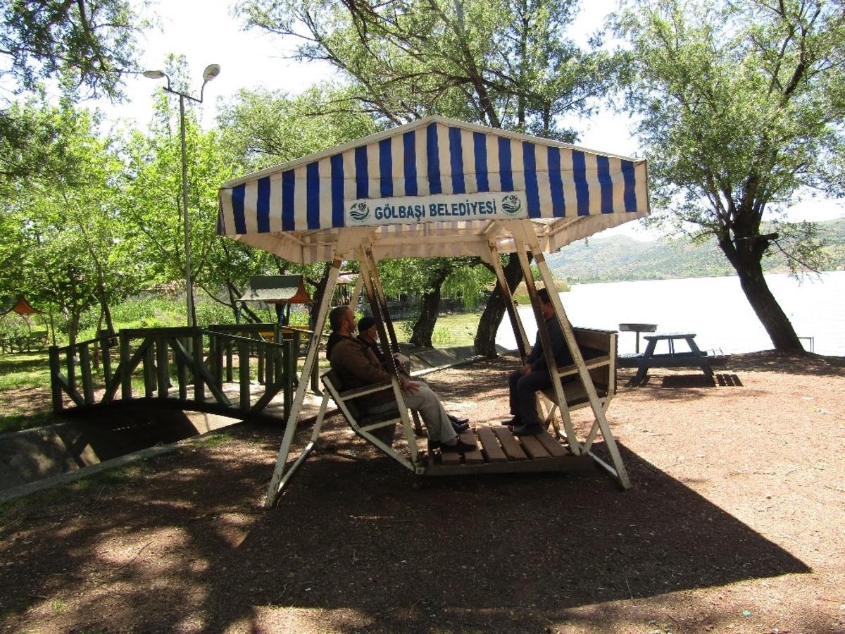 Kısıtlama kalkınca g&ouml;l kenarında sohbet ettiler