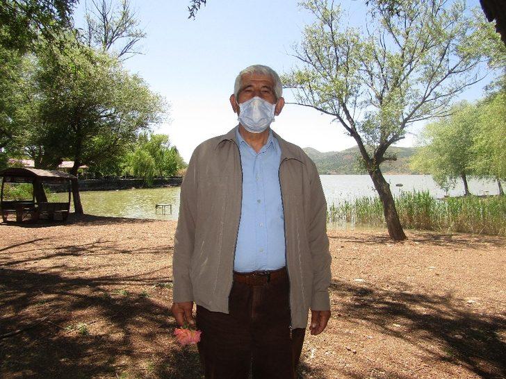 Kısıtlama kalkınca göl kenarında sohbet ettiler G2