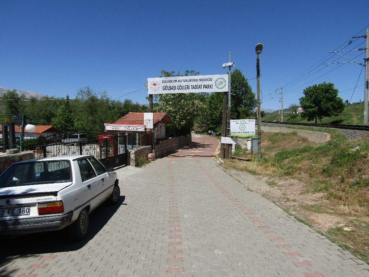 Kısıtlama kalkınca göl kenarında sohbet ettiler G3